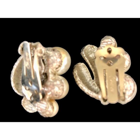 Signed Coro Faux Pearl & Textured Gold Tone Metal Leaf Nature Huggie Earrings - Picture 7 of 12